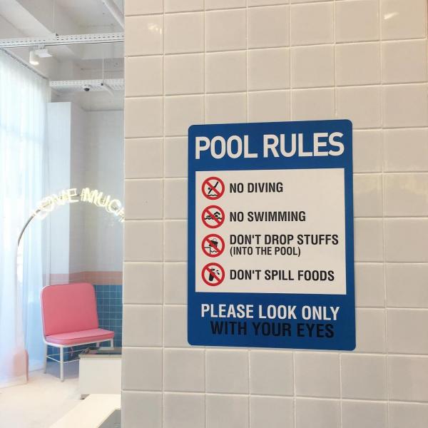 留意！游泳池唔可以跳水、唔可以游水、唔可以丟任何嘢入去、小心唔好打翻任何食物。即係---眼看手勿動。