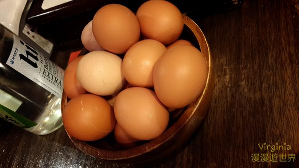 最後記得趁著熱騰騰上鍋的時候，別忘了「加顆蛋」進去，每個桌上都會有一籃！