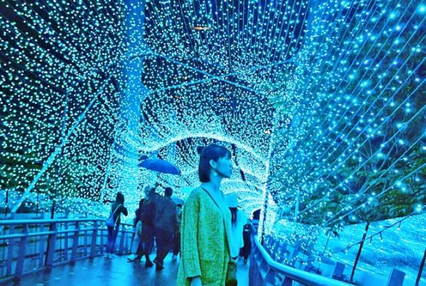 呢個咁靚嘅藍光隧道名為「藍色時光隧道」，其實係位於台灣新北市的耶誕城，整條隧道以藍光為主色，由板信雙子星大樓連接到市民廣場，走咗入隧道後，真係好似入咗另一個時空咁，靚到爆！（圖：a95036@ig）