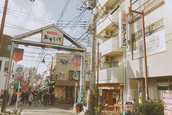 對遊客較吸引的,其實是由日暮里站步行約 10 分鐘到達的谷中銀座商店街,是條很有懷舊氣息的下町商店街。(antomitsu_yanaka@IG) 直飛成田機場 7 大交通方便高 CP 值東京酒店