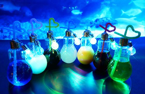 發光燈泡飲品，共有七種顏色