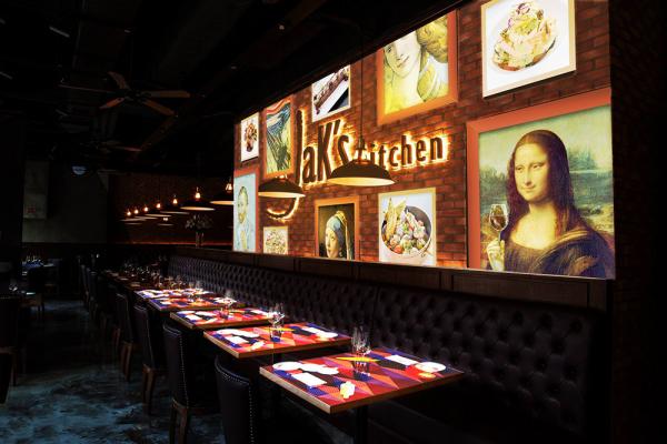 名畫們的晚餐 Masterpieces' Dinner－－以掛滿意大利文藝復興的名畫的書房佈置，與名畫們中的人物做互動。