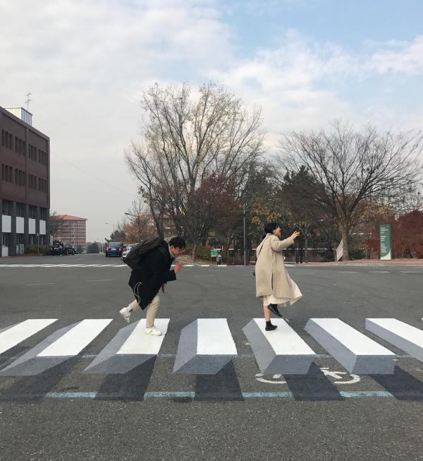 韓國慶山市最新 3D 斑馬線 懸浮半空過馬路