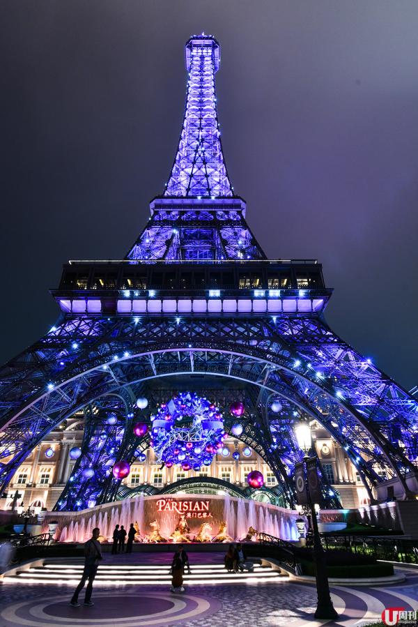 澳門巴黎人酒店門前的「巴黎鐵塔」亦也換上聖誕裝飾，塔底掛上巨型聖誕花圈，並有紅色、銀色的聖誕波波點綴，配合晚上的燈光 show，氣氛特別浪漫！