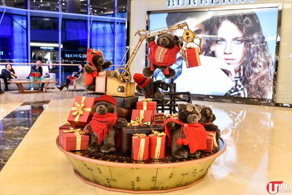 除了中庭的聖誕小熊許願裝置，各個樓層都設有聖誕小熊「工作站」，身穿紅衣的小熊配埋一個個禮物盒，充滿聖誕氣氛。