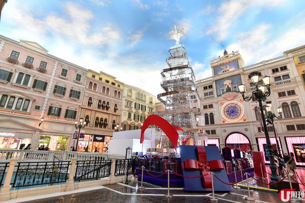 行咗咁多個商場、酒店，終於見到巨型聖誕樹！威尼斯人今年再度與首飾品牌 Swarovski 合作，在威尼斯人購物中心的聖馬可廣場展出一棵 12 米高的「Swarovski 水晶聖誕樹」，以百萬多顆奧地利