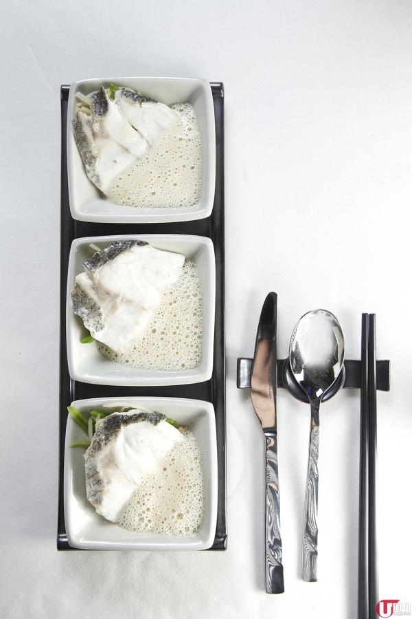 Lightly-smoked sea bass served with celeriac, snow peas and caviar sauce  約 460 港元