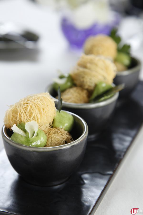 Crispy Burgundy snails served with garlic purée and parsley foam    約 265 港元 有別傳統的法式焗蝸牛，脆絲絲包著法國波爾多蝸牛