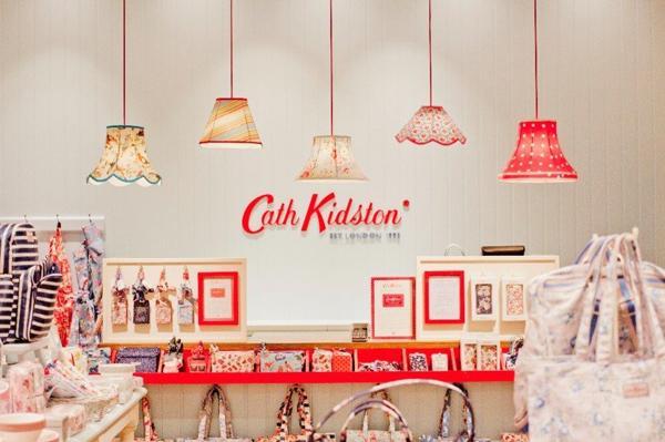 英國品牌 Cath Kidston 成立於 1993 年，以經典花卉圖案製成  家居用品、女裝等深受歡迎，今次係首次與日本 Starbucks 聯  乘合作。