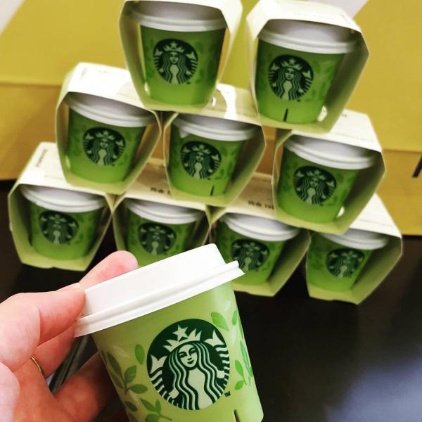 韓國 Starbucks 再推出人氣商品，今次是綠茶布甸！雖然早前在日本已經率先登場，但是綠茶控當然不會錯過任何機會。韓國 Starbucks 也十分有誠意，將用料換上濟州產的茶葉，難怪網民試過後都大