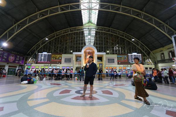 曼谷火車站（สถานีรถไฟกรุงเทพ；Bangkok Railway Station），又稱華藍蓬車站（หัวลำโพง；Hua Lamphong Railway Station）於 1916