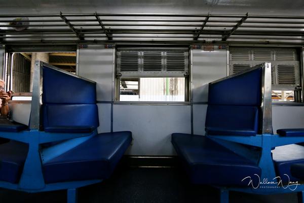 瓦勒斯 Wallace 所搭的列車是新款，比印象中的泰國列車都要新，座位不是直排面對，而是對坐。椅子也是軟墊，不是北碧硬殼塑膠座位。