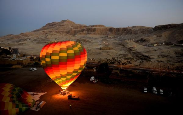 乘坐熱氣球在高空欣賞埃及景色，是一個很受歡迎的活動。不過熱氣球觀光公司的質素參差，以往曾發生過重大意外，因此如果你想乘坐熱氣球的話，事先不妨搜集一下相關的資料，選擇一些信譽較佳的公司。