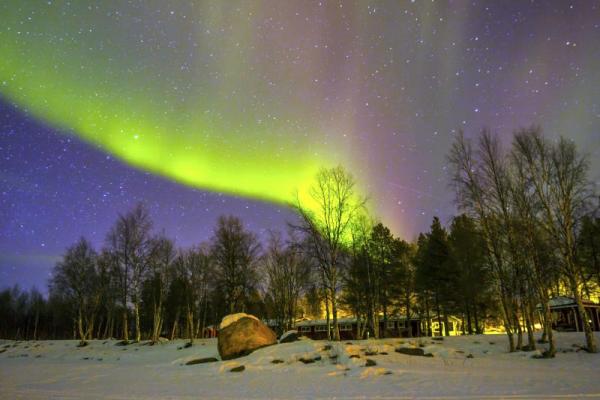 一般而言，夏季 6 至 8 月最適合到芬蘭旅遊，因為日照時間很長，可參與較多戶外活動。但倘若你到芬蘭的目的是觀賞北極光，就應該在冬季到訪芬蘭了。