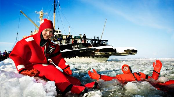 此外，旅客可乘坐世上唯一載人的「三寶號」破冰船 Sampo Icebreaker，見證船底的刀片破冰的一剎，以及參觀渦輪房、駕駛室。船員亦會帶領旅客在冰層上漫步，旅客更可挑戰冰海浮沉，參加者可獲得紀念