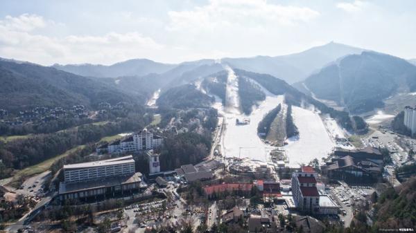 在「韓國阿爾卑斯山脈」之稱的龍平渡假村，預計將成為平昌奧林匹克運動會 2018 的主舞臺。這裡不僅擁有韓國最長的滑雪道，更有多達 30 多條的滑雪道可任君挑選。（圖︰용평리조트）