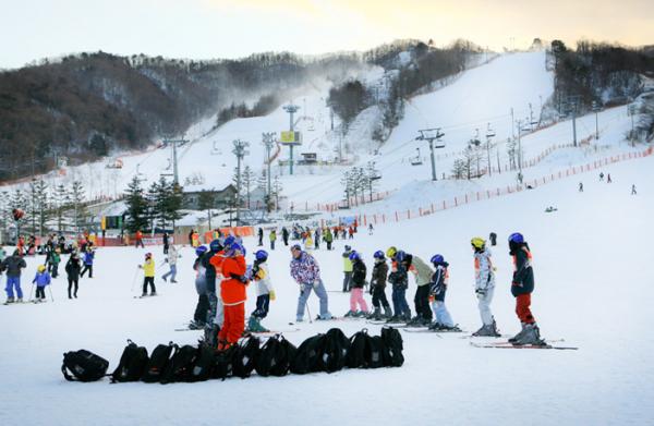 預計 2018 年冬季奧運會，將於鳳凰渡假村舉辦雪板競賽項目，這裡的 21 條滑雪道也擁有國際滑雪聯盟認證。渡假村至高點的白朗峰達海拔 1,050 公尺，對於會滑雪（雪板）的遊客固然刺激，即便不進行雪