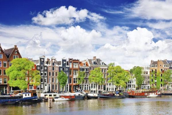 去荷蘭阿姆斯特丹怎能不逛博物館？荷蘭首都阿姆斯特丹被譽為「博物館之都」，擁有超過 50 家博物館，每年吸引著數百萬遊客。著名的博物館包括︰國立博物館、梵高國立博物館、安妮之家博物館、歷史博物館，以及收