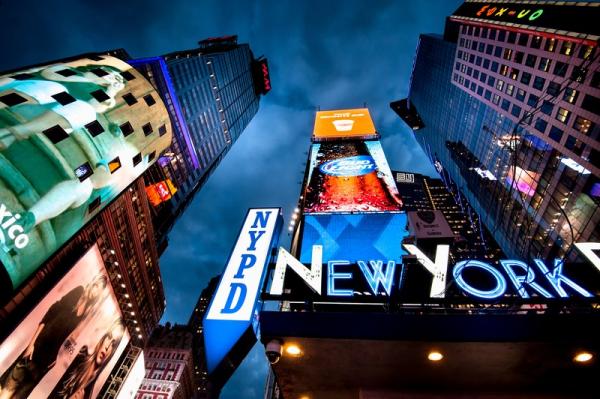 紐約是美國潮流文化、時裝的集中地，但對文化藝術愛好者來說，秋、冬季更是來紐約的好時間，因為這段時間都是劇院、表演藝術季，而且百老匯的戲票在冬季也是最便宜。紐約有超過 40 間劇院，戲劇種類大致可分為喜