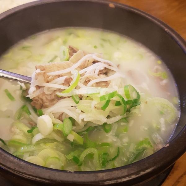用牛骨熬製的湯底呈乳白色，怕辣旅人可以安心進食喇！（圖：choiggom @ig）