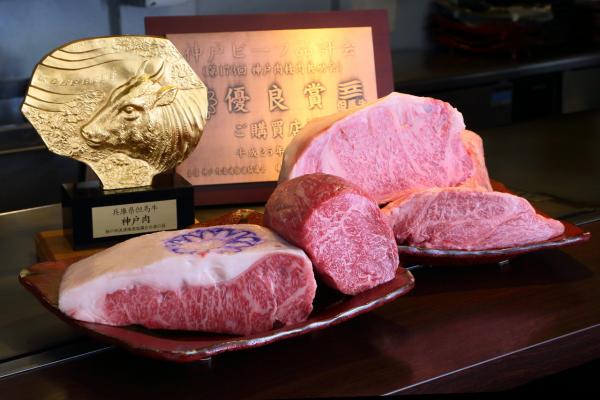 而有提供神戶牛料理的餐廳會有神戶牛銅像為證，以後去日本認住這個銅像就知道係貨真價實的神戶牛了。（圖：ぐるなび）