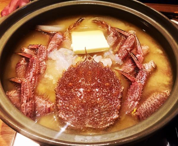 北海道活毛蟹大根（蘿蔔）火鍋，蟹肉水嫩鮮甜，整個鍋材料簡單，但是味道濃郁，可以吃出毛蟹鮮甜真味。（相：go_go_spice@IG）
