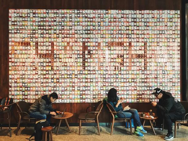 今次上海的「星巴克臻選咖啡烘焙工坊」（Starbucks Reserve Roastery），係亞洲第一間體驗門市，整間舖共有 2 層高、佔地約 29,000 呎，都咪話唔誇！（圖：aussineut