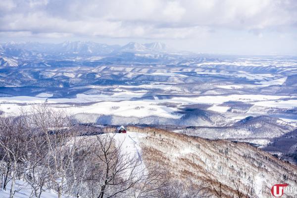 Tomamu 雪山連綿過百公頃，即使不滑雪，乘纜車上山頂感受亦覺不枉此行。