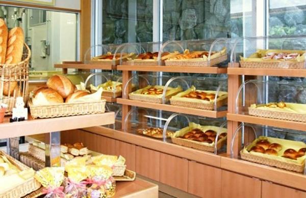 設麵包店新鮮烘培麵包，可在店內或 take-away 享用。