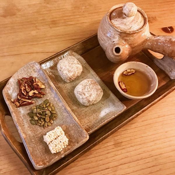 每點一份韓方茶，都會附送傳統藥果和小食。（圖：daniiiiiij @IG）