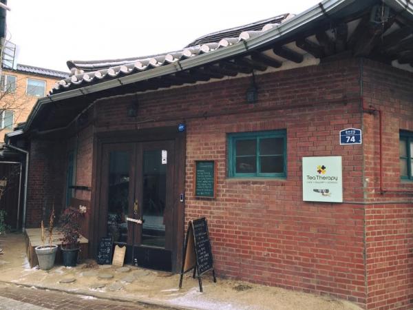 Tea Therapy 在首爾有 2 間分店，分別在安國站和狎鷗亭站，當中安國站分店就在韓劇《愛情的溫度》拍攝地對面。