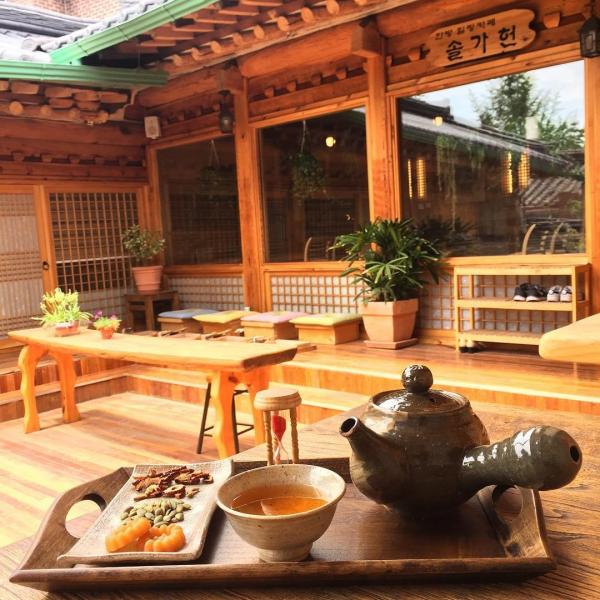 由具有 25 年經驗的韓醫局經營 Healing Cafe，聽起起來更有說服力。內不但提供韓方茶、健康餐、足浴服務，還製造一個適合都市人治癒的環境。（圖：alinearneiro @IG）