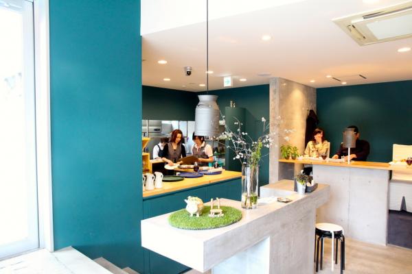 Cafe 的純白和湖水藍配搭時尚，感覺清新，加上角落的裝飾，又添幾分可愛。（圖：shigeru0313@pixnet）