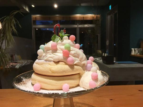「Untitled」第二彈的主角是「oiri」，是一種香川縣的傳統菓子。Pancake 上鋪滿的也並非一般的 cream，而是加入了 10 款水果的 yogurt cream，再放滿粉色的「oiri」