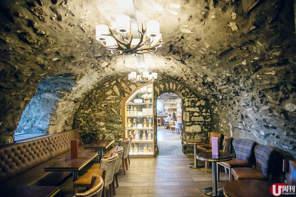 Meldrum House 內有個 800 年歷史的 Cave Bar，珍藏 120 款威士忌，包括世上最齊全的 Glen Garioch 系列。