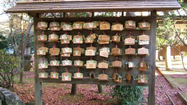 除咗影相及參拜外，更可以購買「繪馬」寫上自己的心願。800 日圓