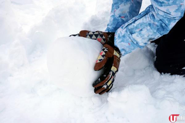 想個雪人頭夠圓，可以喺雪上滾，好快就滾到個圓雪球