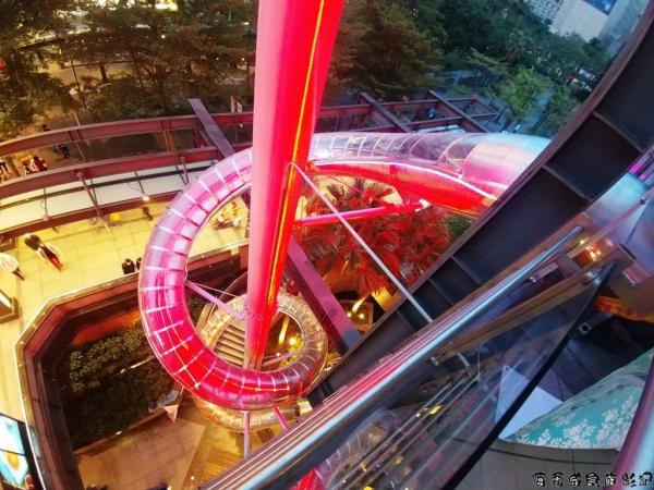 這條號稱亞洲最高戶外立體螺旋滑梯「Weeeeee ! Slide」，在百貨公司的 3 樓一直延伸到 B1 ，約 4 層樓高，由頂望落下面，坦白講都幾嚇人，唔夠大膽或有懼高症嘅人真係要想清楚先可去瀡。