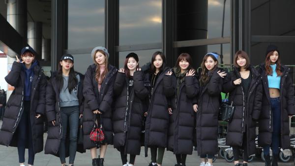 每個韓國偶像都會有件黑色長版羽絨，穿着造型服裝時，最需要一件長版外套保暖。