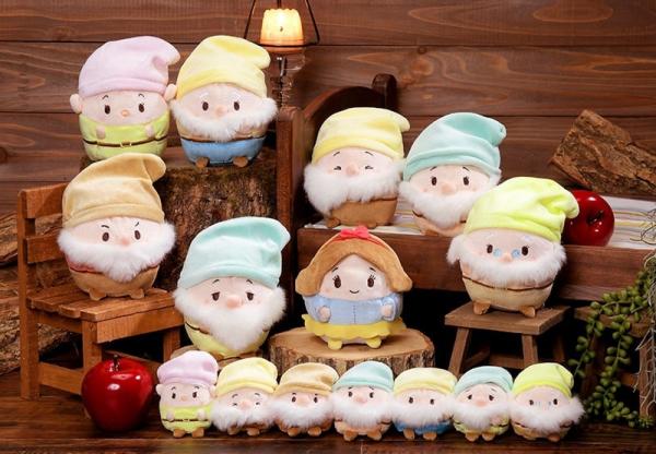 Disney ufufy 白雪公主 各 756 日元（迷你版七個小矮人一套 3,888 日元） 12 月 8 日開始發售的 ufufy 白雪公主系列公仔，每個角色的表情都不同，可以集齊一套表情包貼圖～