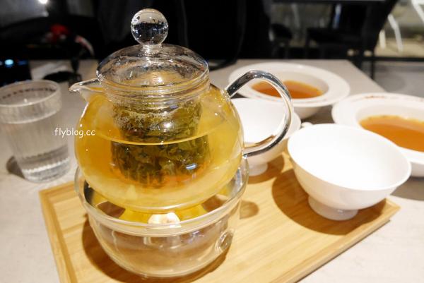 季節水果茶，NT0（約 52 港元），有別於一般市售的水果茶多用茶包，「眺高啖藝」使用的是茶葉，但是水果味喝起來不明顯，茶香也比較淡了些，沒有不好喝，但是這水果茶應該是看人喝。