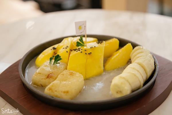 想擺上 Instagram 呃 like，呢個鐵板芒果香蕉糯米飯完全可以！