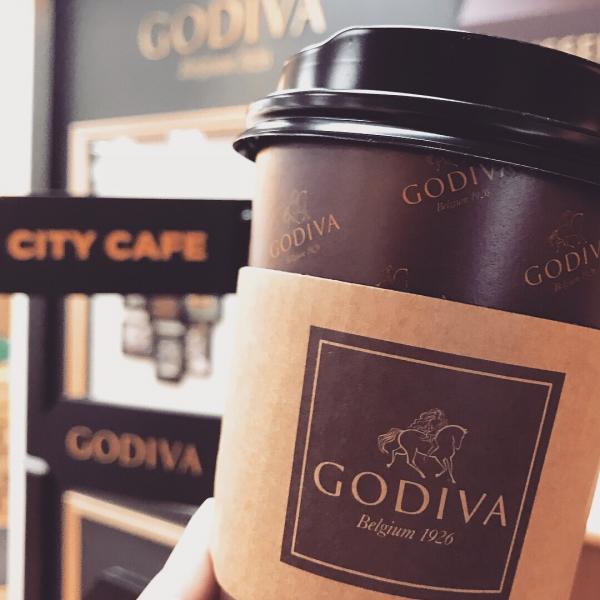 呢杯全台灣限量 50 萬杯的 Godiva 熱朱古力，係由台灣 7-11 CITY CAFE 同 Godiva 合作，每杯盛惠 NT（約 25 港元），大家都可以去全台灣的 7 仔買到，而據知第