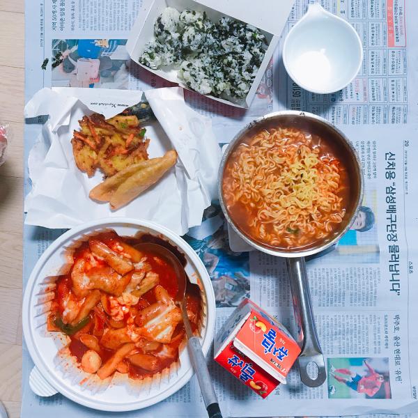 除了韓劇常看到的菜式如炸雞、炸醬麵，其實還有很多其他選擇，例如豬肉、包肉、辣炒年糕、燉雞、燒肉等等，甚至刨冰都可以外送到你門口！（圖：eun_geun_967 @IG）
