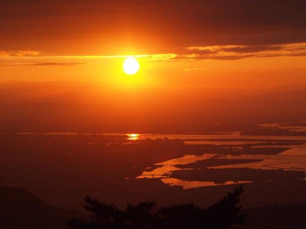 日本的三大夜景是函館、長崎和神戶，六甲山就是觀賞神戶夜景的最佳地方之一。去呢度跨年可以一次過睇曬夜景和日出，實屬難得！為了配合跨年倒數活動，六甲山的纜車、餐廳和展望台都會延張服務時間，令大家可以開開心