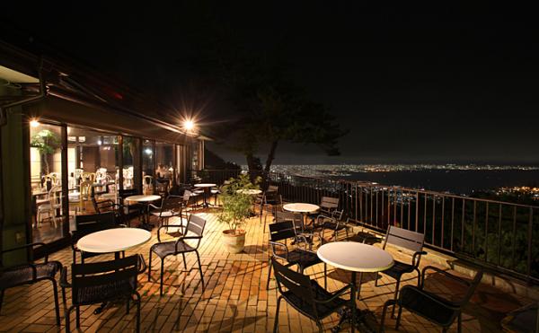 六甲山的 TENRAN CAFE 特別在 1月 1 日 早上 6 時至 8 時半營業，更提供新年限定菜單！可以一邊在店内看日出，一邊品嘗日本新年應節食品，好吸引啊！(相：rokkosan.com)