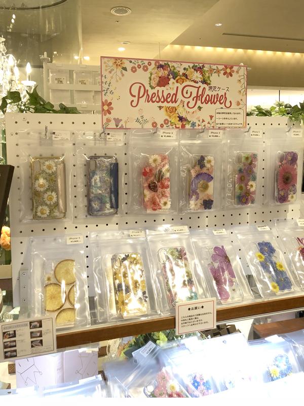 其他人氣的壓花系列有電話殻、小鏡盒、耳環等，這些壓花產品可以長久保存，當然比買鮮花抵得多！