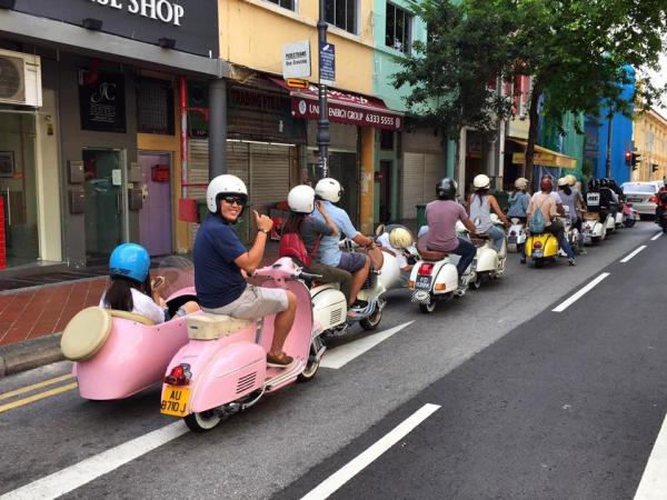 以懷舊電單車 Vespa + 邊車（Sidecar）遊走新加坡大街小巷的旅行團，由 Sideways.sg 在 9 月時創立，公司暫設 6 部 Vespa，提供 30 、 60 分鐘以至 3 - 4 