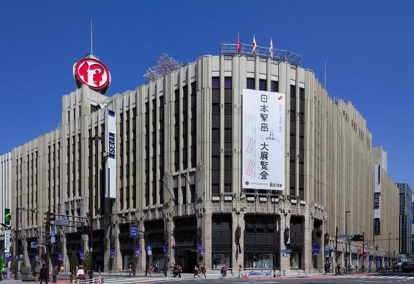 新宿伊勢丹為集團旗最大總店，經常獨家發售最新日本國內、外名牌時裝。(相：wikipedia)