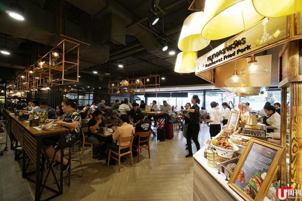新裝 Food Hall 設計似餐廳，選擇包括滷水鵝、冬蔭麵、燒味、咖央多士、燒雞等。
